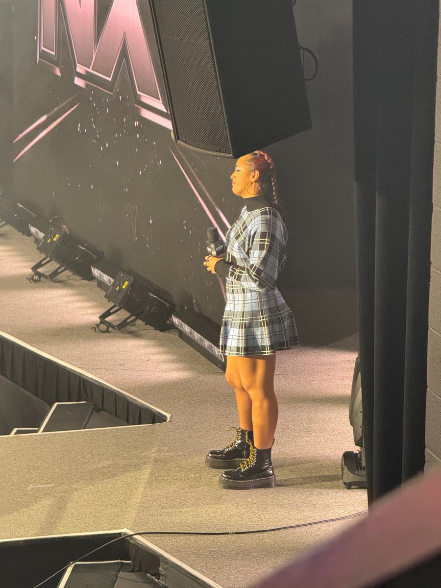 Who is 𝐬𝐭𝐚𝐥𝐤𝐢𝐧𝐠 her?