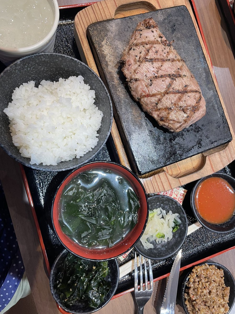 ランチは肉🍖ご飯おかわり無料！初めてのお店だったけど肉も柔らかくて美味しかった！　#感動の肉と米 #ロースステーキ