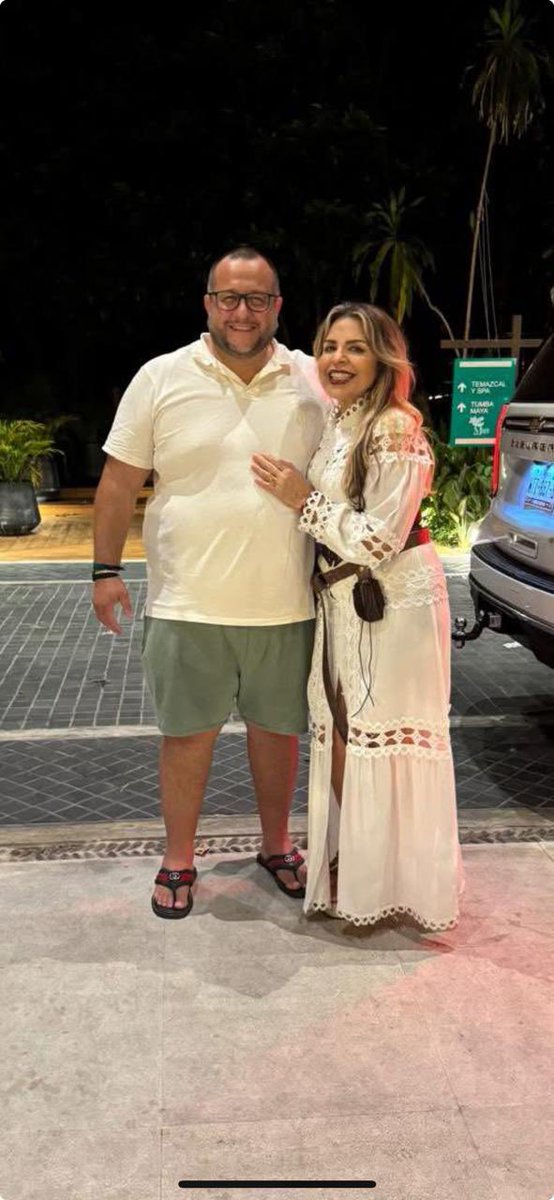 jorgegogdl's tweet photo. Aquí podemos ver a José Ramón Lopez Beltran usando unas sandalias Gucci Men's thong sandal with interlocking G, de 880 dólares. (Unos 17 mil pesos), en la Riviera Maya. 

Porque si tienes un par de zapatos... mejor ponte unas sandalias Gucci diría el Clásico. 🙃 https://t.co/MQd7I2mPpB