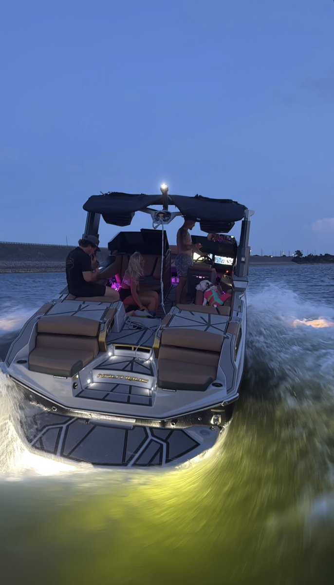 Beau__Powers's tweet photo. You wish your broke ass had money. Peep my girl in the boat. #dollars #stripperparty https://t.co/XhVkIwrr7k