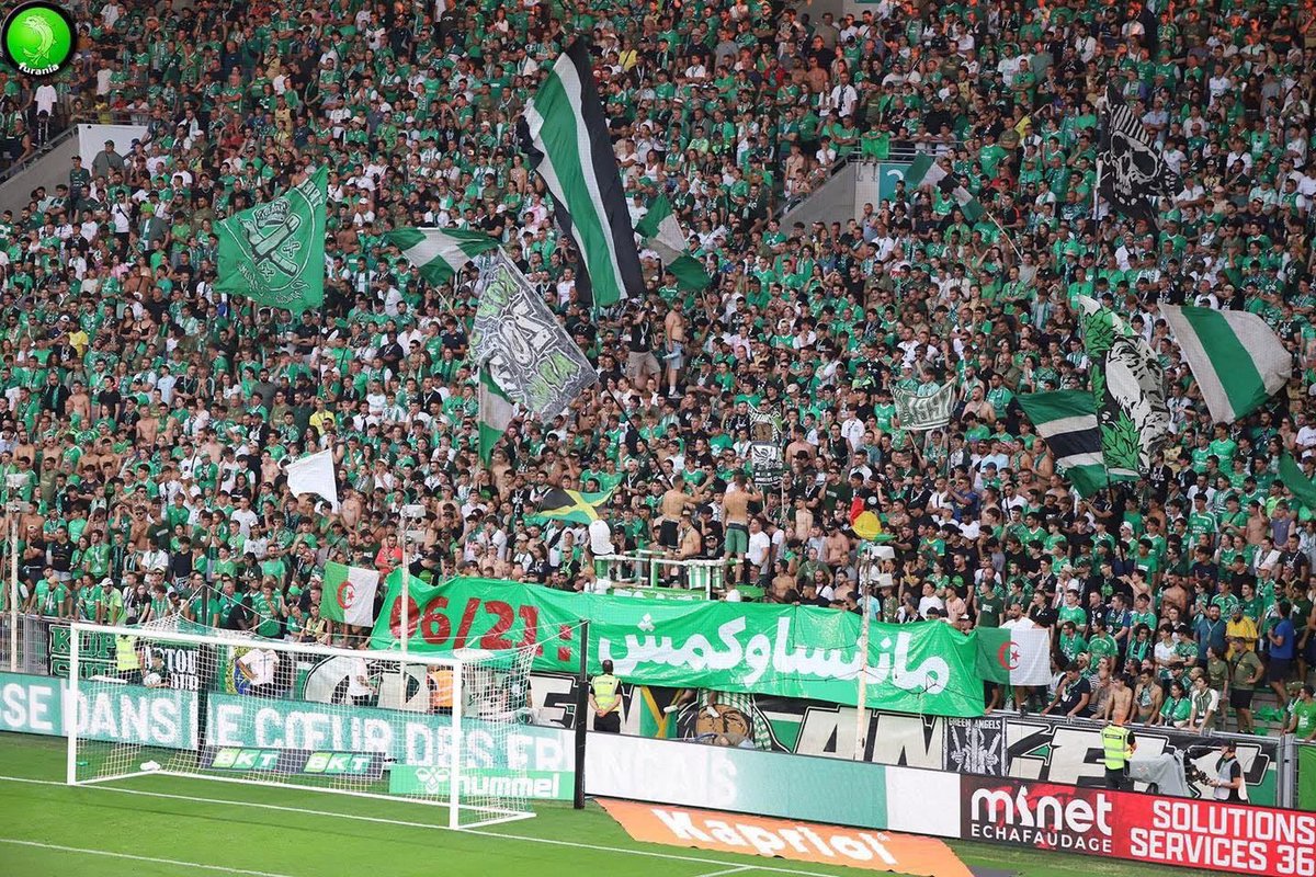 🕊️ Les supporters de l’AS Saint-Étienne ont rendu hommage aux victimes du drame du 5 Juillet à Alger 🇩🇿, où plusieurs fans du Mouloudia ont perdu la vie le 21 juin dernier.

Sur la banderole  : "21.06 On ne vous oublie pas"

Respect au peuple stéphanois 💚