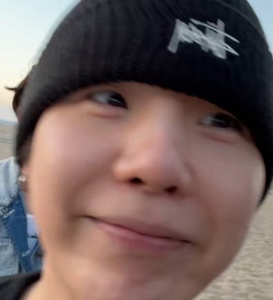 [BTS canlı yayınından Yoongi ⭐️]

🐱: yayın açıldı mı?
🐱: aaa yorumlar gelmeye başladı.
🐱: albümümüz için sıkı çalışıyorum.

*çocuklar birbirlerinden kamerayı almak için uğraşıyorlar 🥺*

🐱: şu an herkes kameraman olmak istiyor.
🐱: bugün bizim izin günümüz. Yarın stüdyoya