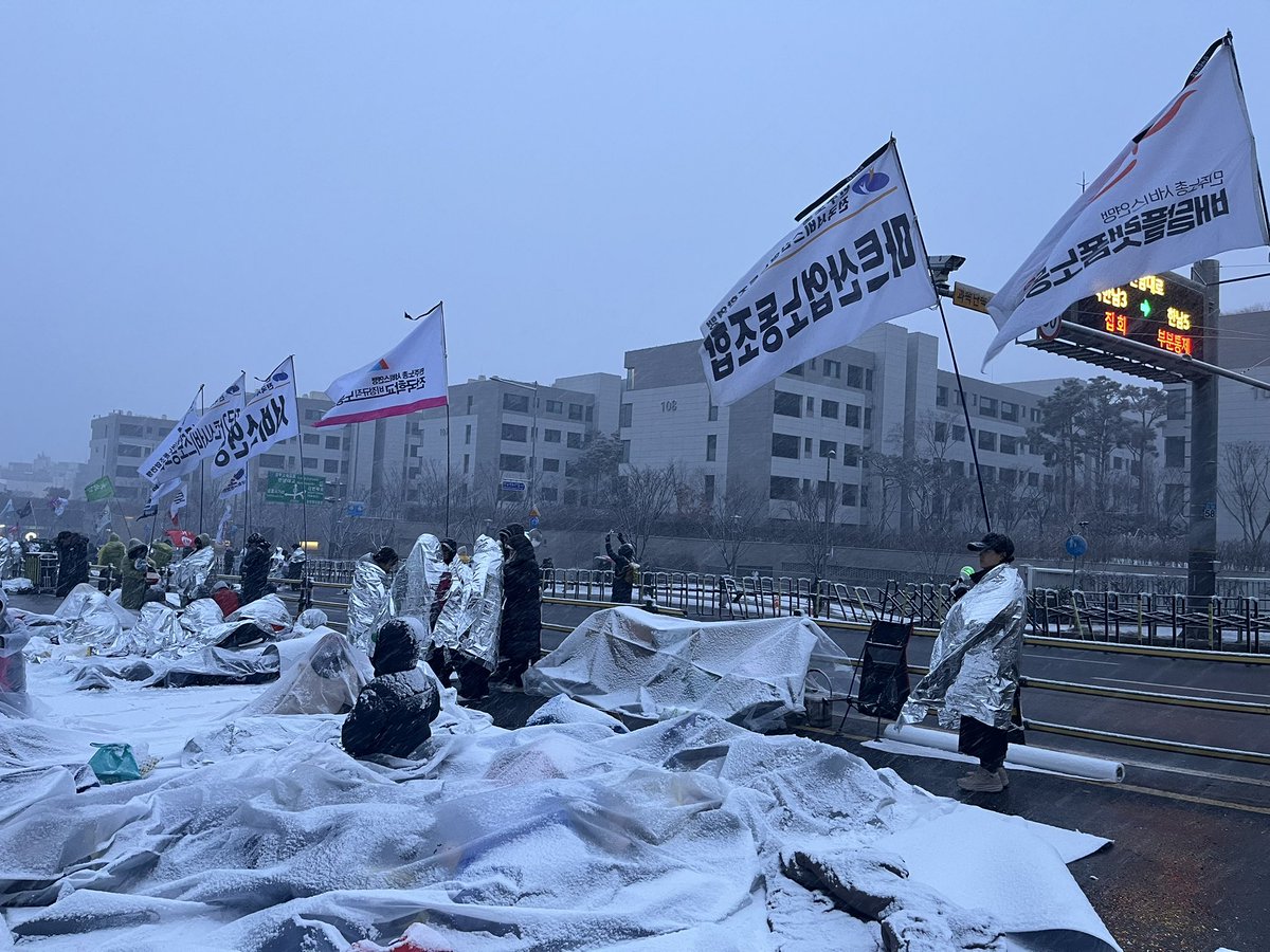 광장의 사람들은 왜 초대받지 못했고
되려 합법적인 행진마저 경찰에 의해 제지 당했나

그들이 이미 새로운 기득권이 됐거나
여전히 잔존세력의 힘이 막강하거나…

후자이길 바란다