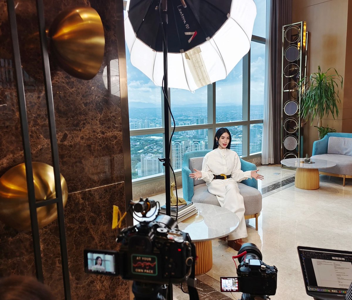 AltKamuning's tweet image. THE QUEEN IS BACK!

Pak! Nasa studio na ang Heartworld Season 2! Pasavogue! Lovesss it! Sana weekly may guest si Queen Heart Evangelista! 👑✨️🌈❤️