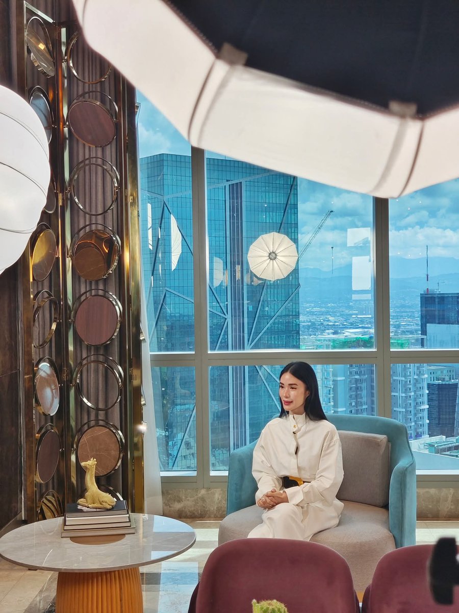 AltKamuning's tweet image. THE QUEEN IS BACK!

Pak! Nasa studio na ang Heartworld Season 2! Pasavogue! Lovesss it! Sana weekly may guest si Queen Heart Evangelista! 👑✨️🌈❤️