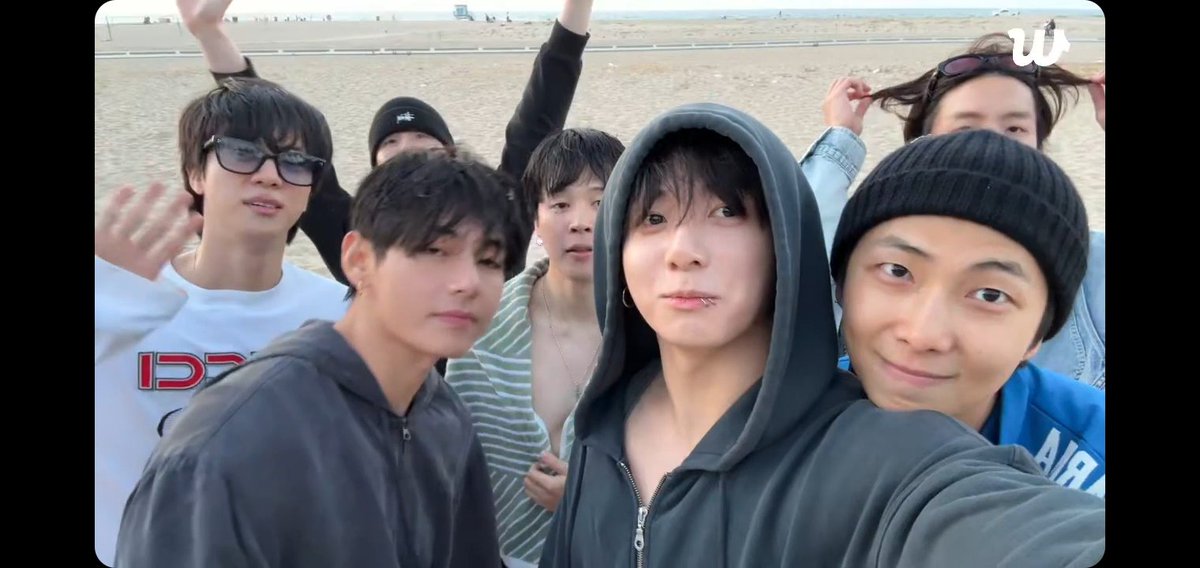 patyani's tweet photo. Chaotic Bangtan
We're home, guys ๐ญ
#btslive #OT7live
We Are So Back https://t.co/GnVokpnglJ