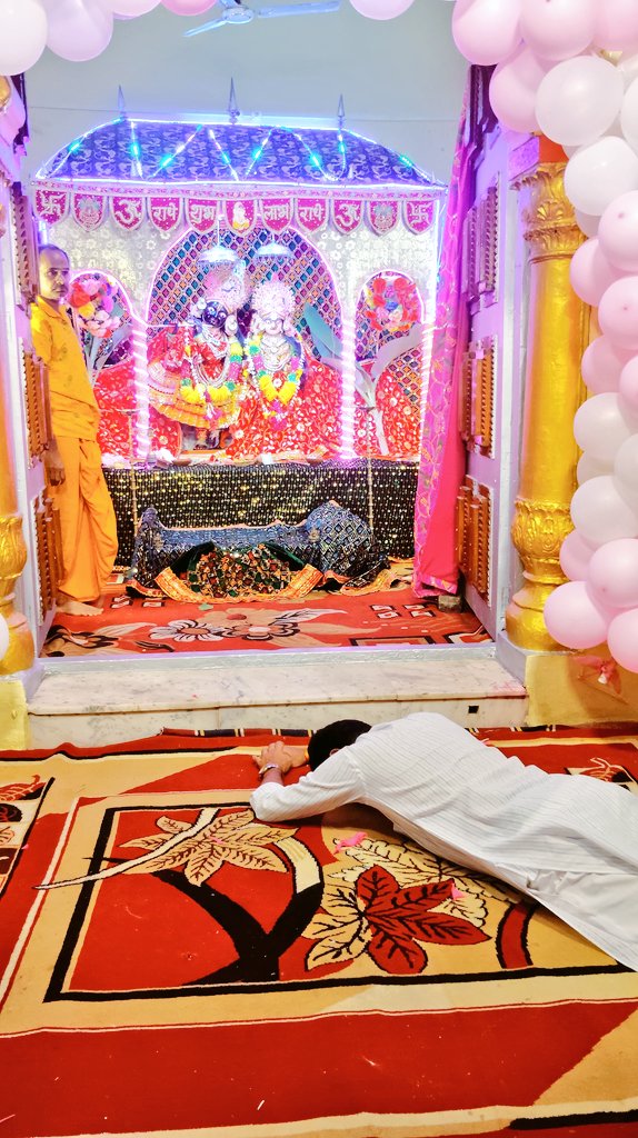 कल #जन्माष्टमी के पावन अवसर पर श्री राधा रमण जी मंदिर एवं श्री गोविन्द जी मंदिर में दर्शन कर आशीर्वाद प्राप्त किया तथा क्षेत्र की जनता के सुख, शांति और समृद्धि के लिए प्रार्थना की।

जय श्री राधे-कृष्ण!

#Janmashtami #Panna #RadhaRamanMandir #GovindJiMandir #MadhyaPradesh