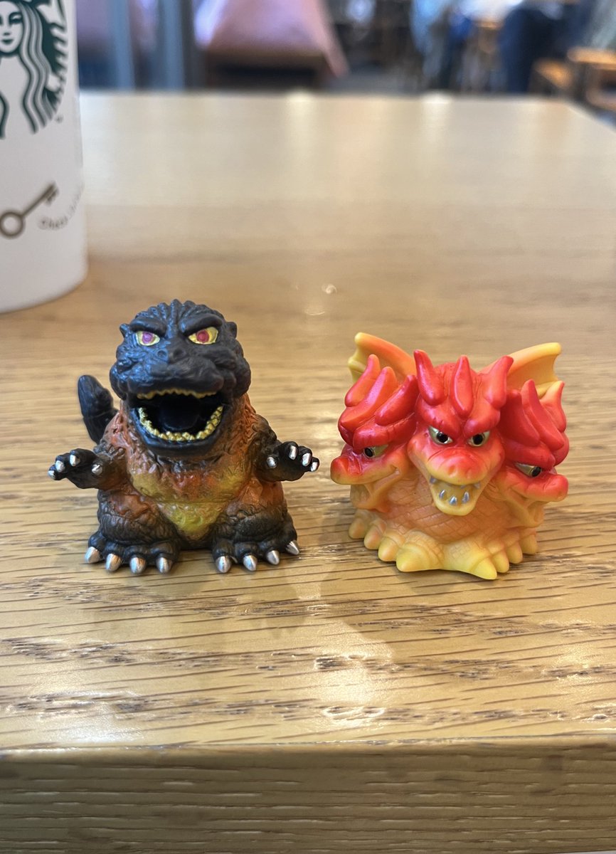 今日またゴジラキャラバンに行ってきました‼️ゴジラミニソフビクロニクルの
バーニングキングギドラが欲しくて2袋ほど購入‼️
2袋目で無事にゲット😍
赤面ギドラ良きです😡
デスゴジもよく見ると金歯でノーマルと差別化してる、これもいい感じ😄
#ゴジラキャラバン