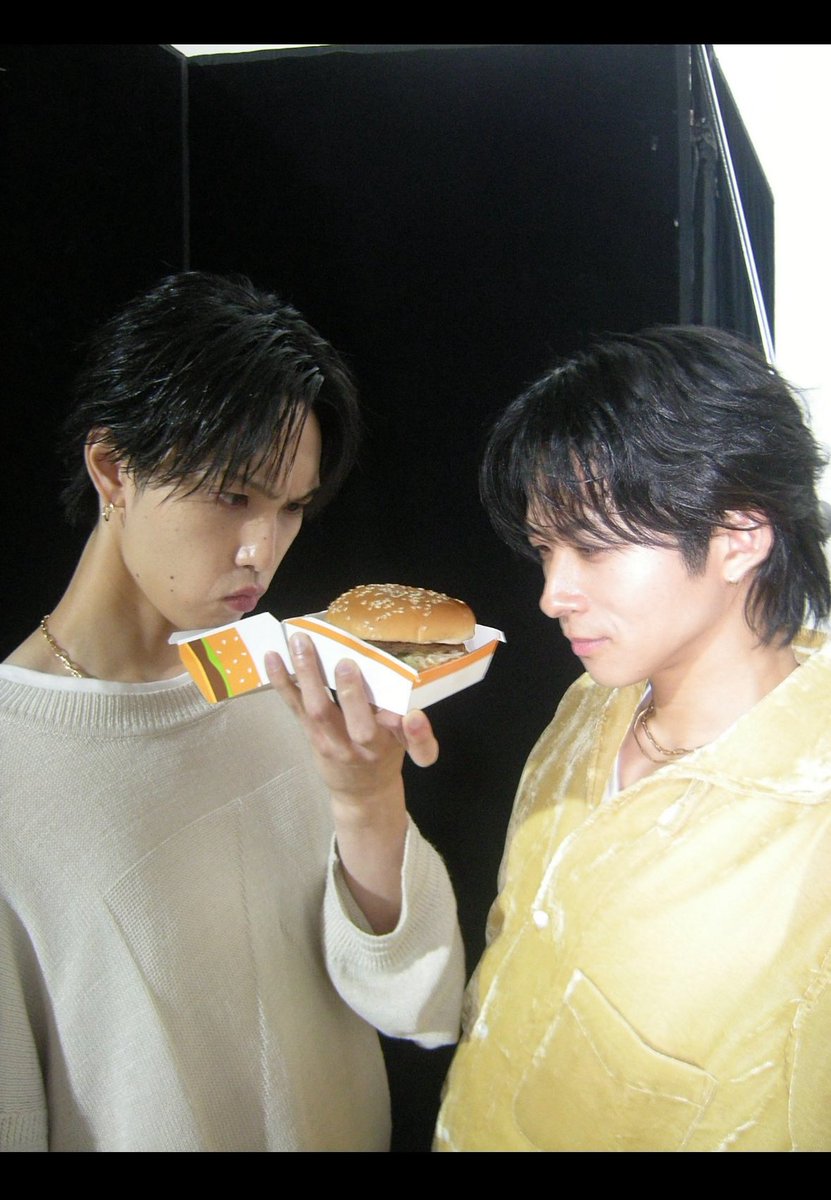 cuccia0326's tweet photo. #FANTASTICSET
ラストたべよう🍔
#なつなつ
なっちゃん🥤の持ち方独特で笑いました🤭
#堀夏喜
#澤本夏輝
#FANTASTICS https://t.co/fJVjJoegw9