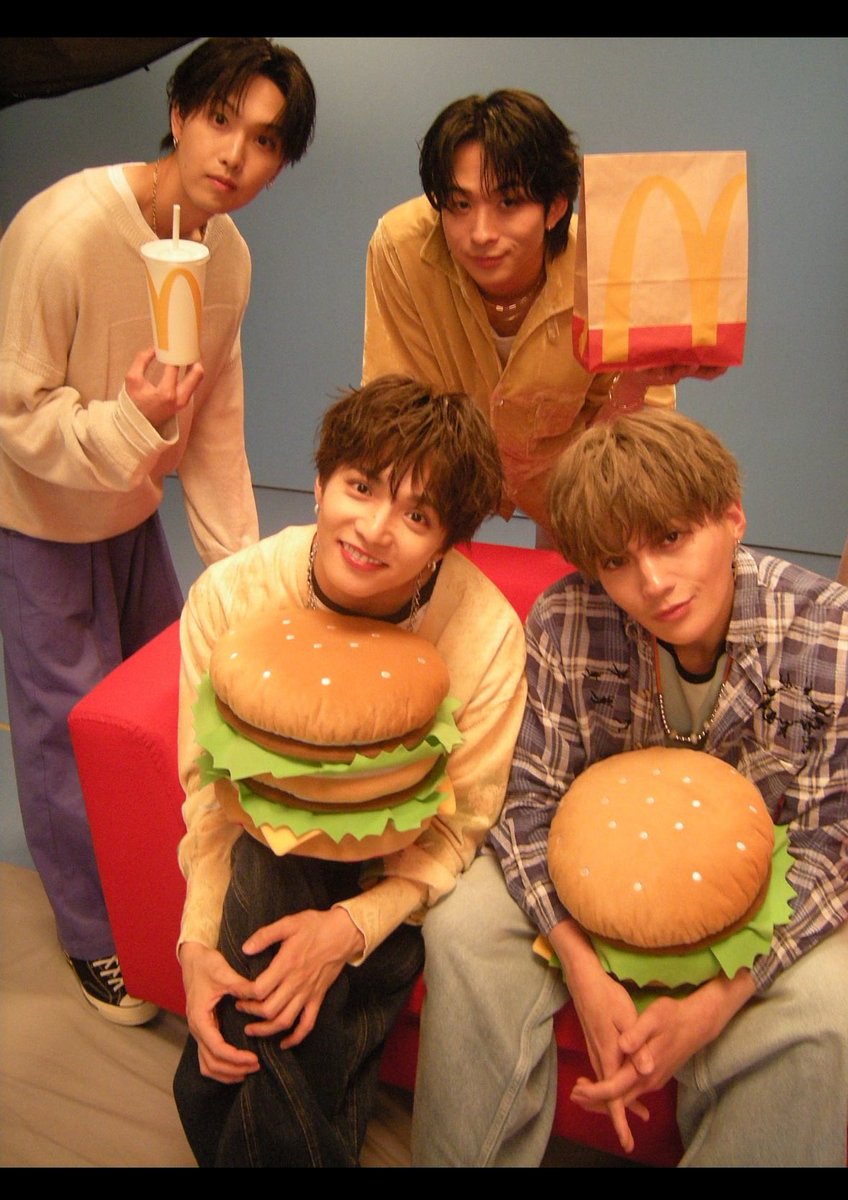 cuccia0326's tweet photo. #FANTASTICSET
ラストたべよう🍔
#なつなつ
なっちゃん🥤の持ち方独特で笑いました🤭
#堀夏喜
#澤本夏輝
#FANTASTICS https://t.co/fJVjJoegw9