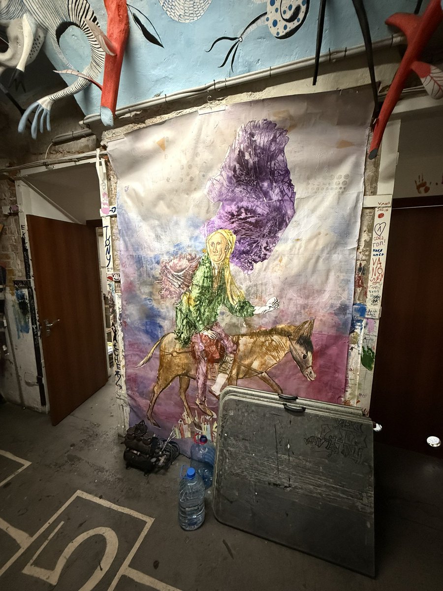 色を失った戦火の街に心の色彩を捧げ続けているミコラ先生の子供絵画教室は生きたこの国の文化財です。日々砲撃の標的になり兼ねないことで対面教育を受けていない子らにとって、まさに魔法の空間でしょう。迷宮のように広がる地下室の壁という壁は彼らが描き付けた絵でいっぱい
#kharkiv #kidsart