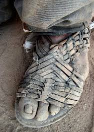 Lusimx26s's tweet photo. Así calzan los huaraches los chairos que apoyan a los corruptos de Morena/ Así calza sus huaraches Gucci de 17 mil pesos José Ramón López Beltrán en la Riviera Maya🥴 https://t.co/p4D4PSWcF9