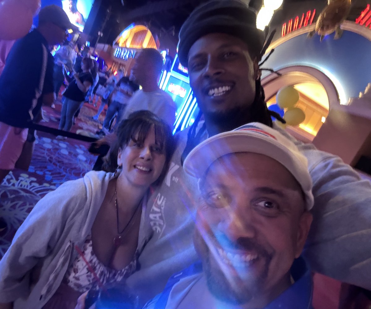 StevieJohnson13's tweet image. bout to listen to the album..@ILLTonebeats 🃏 #handlebizhavefunrepeat