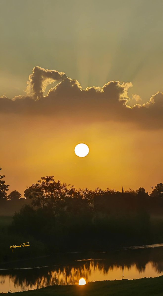 جمال الصباح هو أن تتنفس السعادة، وتصافح الأمل وتعيش التفاؤل وترسم على وجهك الرضا؛ لتشرق في عينيك كل معاني الجمال التي تجعل من يومك جميلاً بإذن الله".
#صباح_الخير