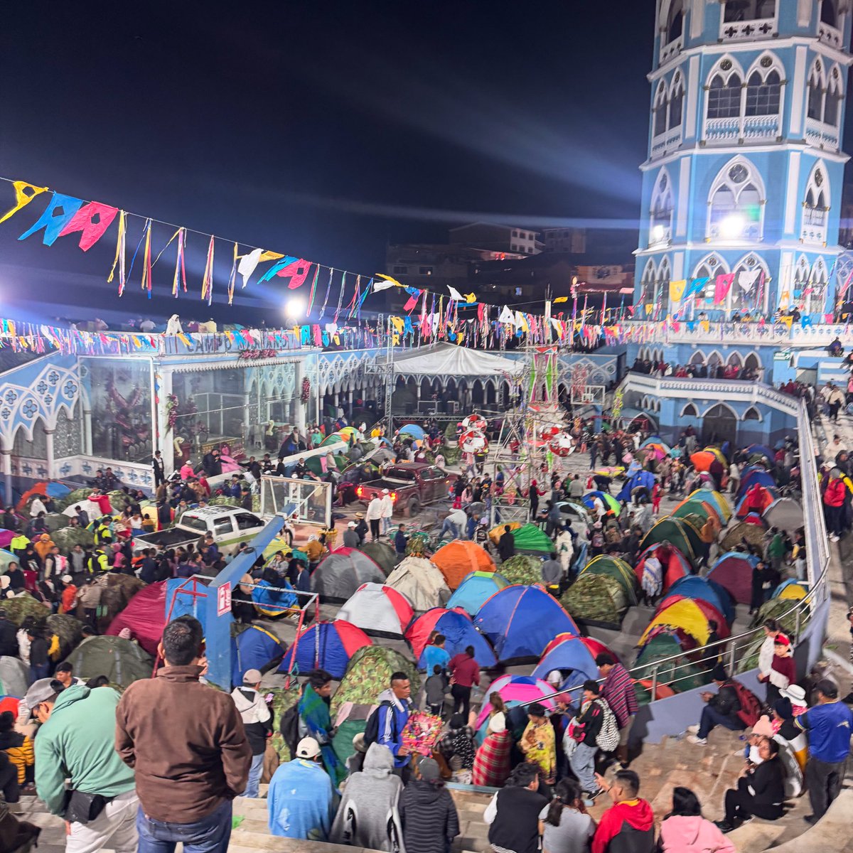 Así luces a esta hora de la noche La basílica de El Cisne. Mañana inicia la caminata a San Pedro.
