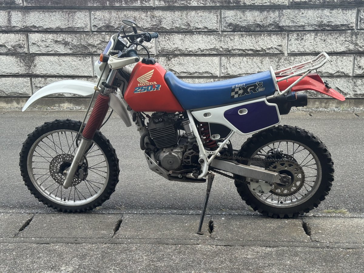WO3riders's tweet photo. 90年式HONDA XR250RL (ME06)
ってやっぱカッコいい!!
マフラーは重いけどノーマルのバッフル無しが一番いい音!!
エンジンはガレージハイブリットの秘密のチューニング仕様😎
#ME06 https://t.co/gtF8Htwnkl