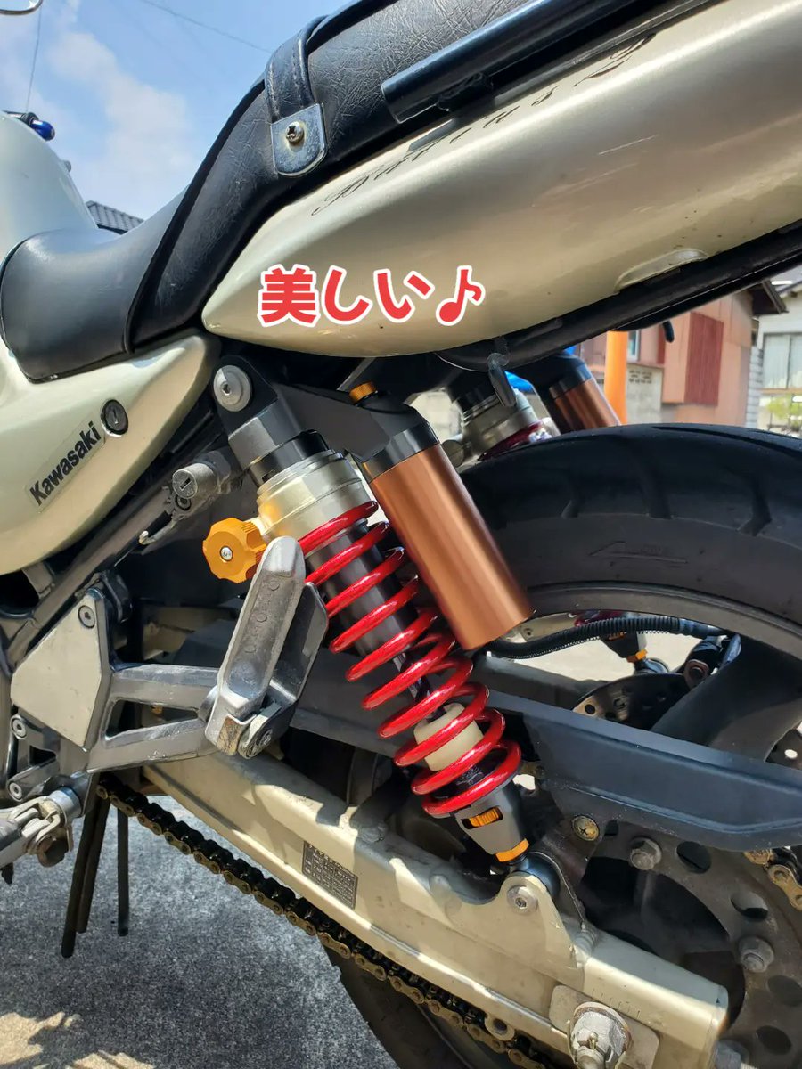 tAroth_1758's tweet photo. リアサス変えた!乗り心地が全然違ぁーう!!
あと、ステッカーは貼らない方がカッコいいかもー☺️
美しい、、、✨
#バイク
#バリオス
#Balius
#リアサス
#SHOWA ADVANTSGE https://t.co/tYcsOdeheJ