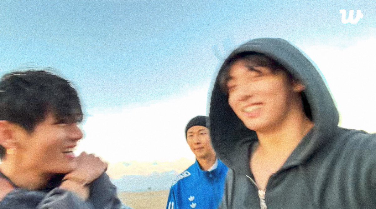 jkvmuse's tweet image. 🐰 : você é tão bonito 
🐻 : ah, obrigado, obrigado! 

juro por deus 😫