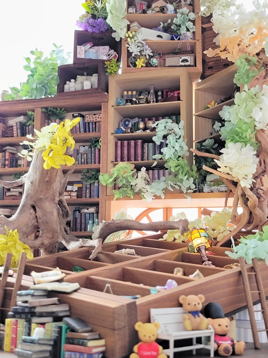 『おまけのおまけ』

倒れた本棚の中もちゃんと作ってあったりします。小物を置いても傾斜で滑り落ちてしまうので、セッティングはかなり時間が掛かりました。それでも普段やらないテーマだったので制作はとても楽しかったです(๓´˘`๓)♡

#ドールハウス
