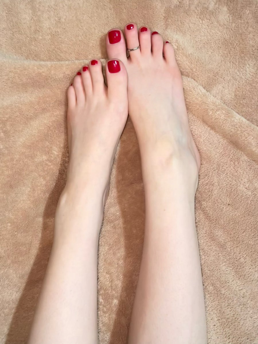 HelloAriaRiley's tweet photo. What’s your favorite color pedi? #feetfetısh #toes https://t.co/ZrmEv6euxN