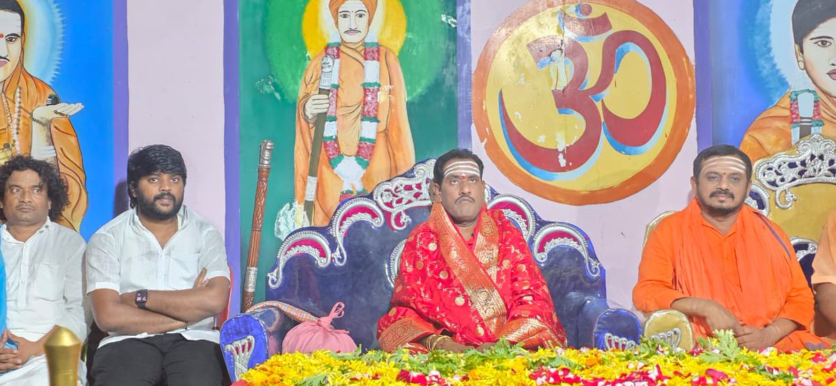 MS14732696's tweet photo. ಈ ದಿನ ಸಿರುಗುಪ್ಪ ವಿಧಾನಸಭಾ ಕ್ಷೇತ್ರದ ಬಾಗೇವಾಡಿ ಕ್ಯಾಂಪ್ ಮಠದಲ್ಲಿ ಶ್ರೀ ಗುರು ವಾಸುದೇವ ತಾತನವರ ಜನ್ಮದಿನದ ಪ್ರಯುಕ್ತ ಹಾಗೂ ತುಲಭಾರ ಕಾರ್ಯಕ್ರಮದಲ್ಲಿ ಭಾಗವಹಿಸಿ ಗುರುಗಳ ಆಶೀರ್ವಾದ ಪಡೆಯಲಾಯಿತು💐💐🙏🙏🙏 https://t.co/xnGYgLN4XG