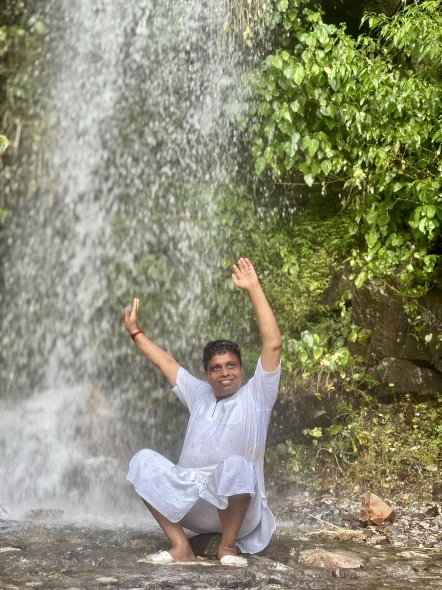 Ach_Balkrishna's tweet photo. प्रकृति के संग पुरुषार्थ के रंग आनंद देते हैं ! प्रकृति के साथ पुरुषार्थ भी हो तो सृजन का स्रोत वहीं से जलधारा की तरफ प्रस्फुटित होता है #आचार्यबालकृष्ण https://t.co/rP1cHljEWs