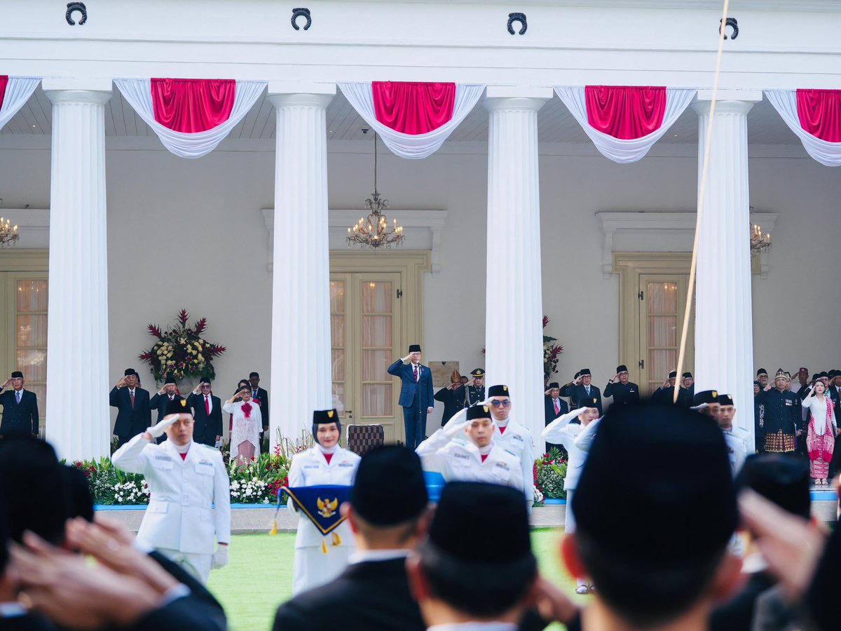 Upacara peringatan HUT ke-80 Kemerdekaan RI di @kemlu_RI berlangsung khidmat. Semangat kemerdekaan akan terus menginspirasi diplomasi Indonesia bagi bangsa &amp; dunia