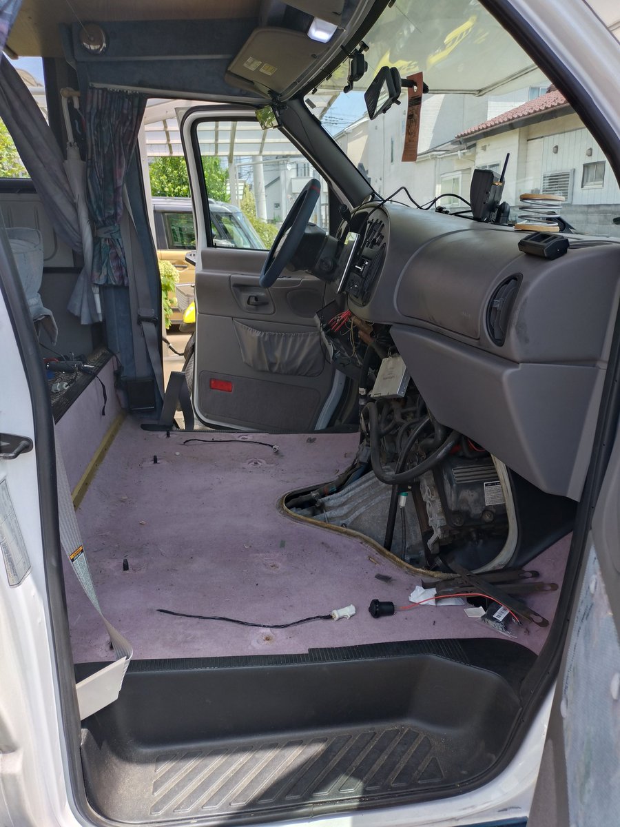 JinRbj's tweet image. ヴァーノンの排気漏れが酷く
マニホールドガスケット交換にチャレンジ
まずはシート外して作業スペース確保
#bcヴァーノン
#bcvernon
#c19le
#motorhome
#maintenance
#forde350