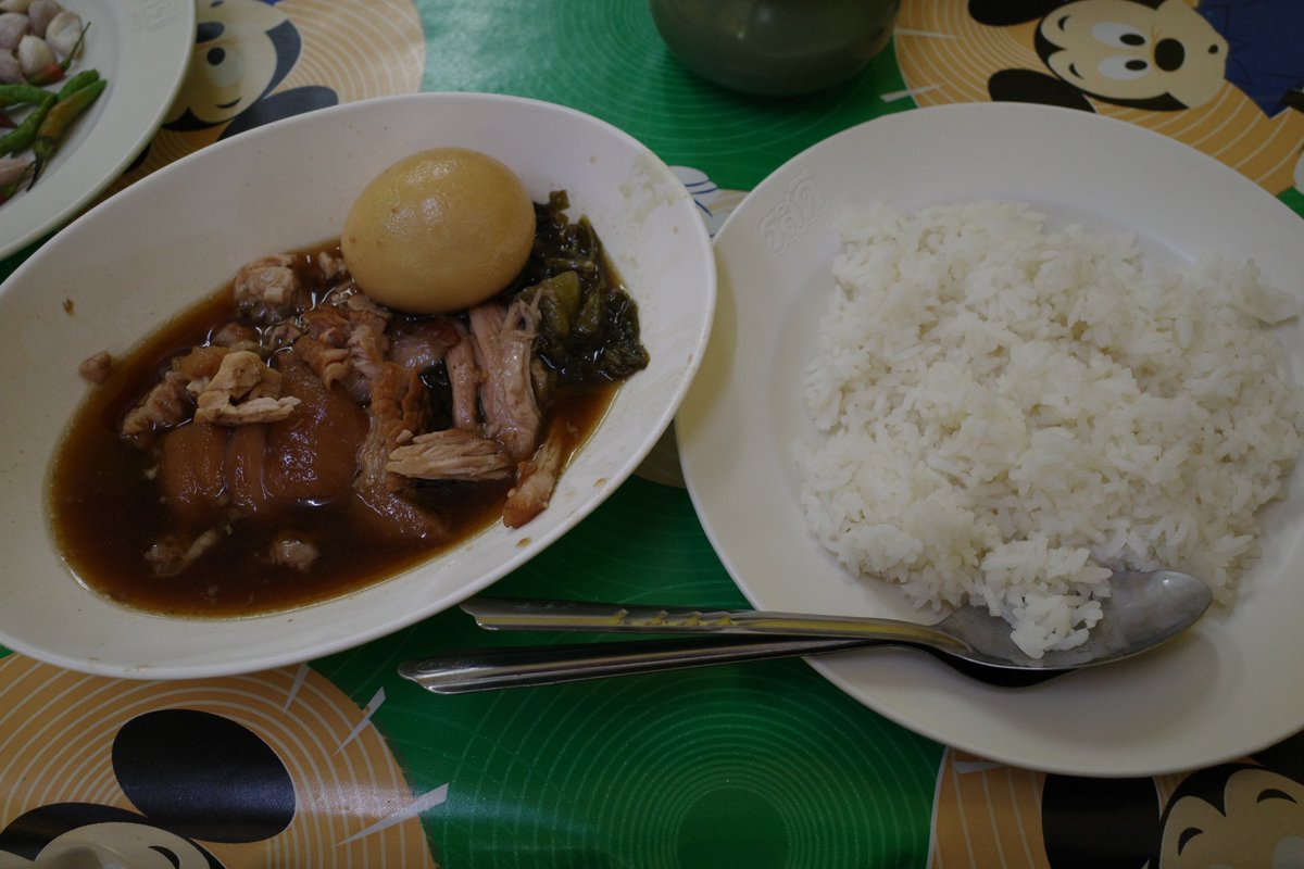 fujimotommr's tweet photo. 昨日の朝食はカオマンガイとカオカームーのはしご飯🤤
評判の良いカオマンガイ屋と、その近くの人気のカオカームー屋😌
#khaomangai #khaokhamoo #カオマンガイ #カオカームー #talatphlu #タラートプルー #bangkok #バンコク #タイ #Thailand #ricoh #ricohgr3 #gr3 https://t.co/M2KVzkipgx