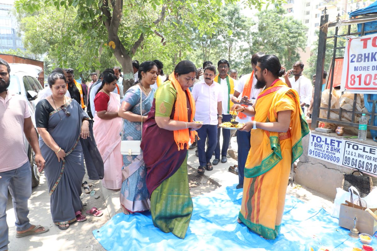kdevforum's tweet photo. @MALimbavali pls check the state of #GearSchoolRoad, Bhoomi pooja done in May25, after 3 months you expect lakhs to commute to thro this #ITCorridor? 
@BBMPCOMM
@DKShivakumar
@PriyankKharge this is state of entire #ITCorridor &amp; you want more firms in #Bengaluru? 
#SaveBengaluru https://t.co/LmSo85Nsba
