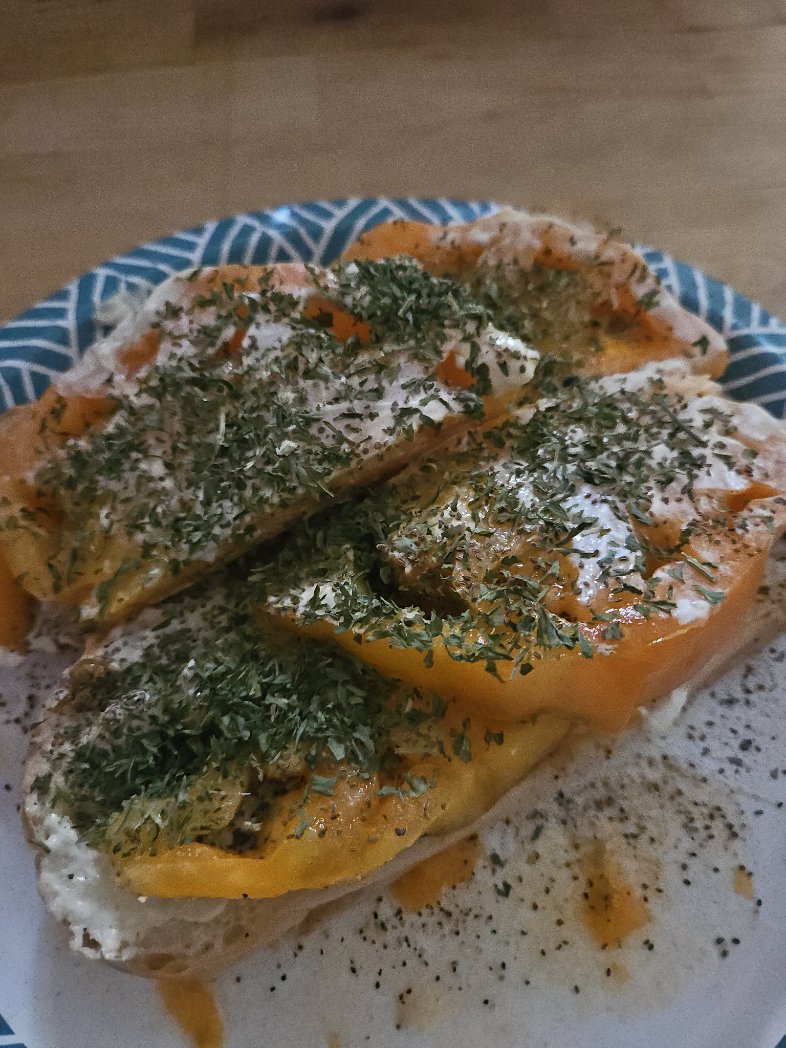 FennimoreLiesje's tweet photo. @TeamPulte Apricot brandywine tomato - heirloom tomato ♡♡♡♡♡♡ & #hellman'smayowithtomato https://t.co/rXU2QWf8iw