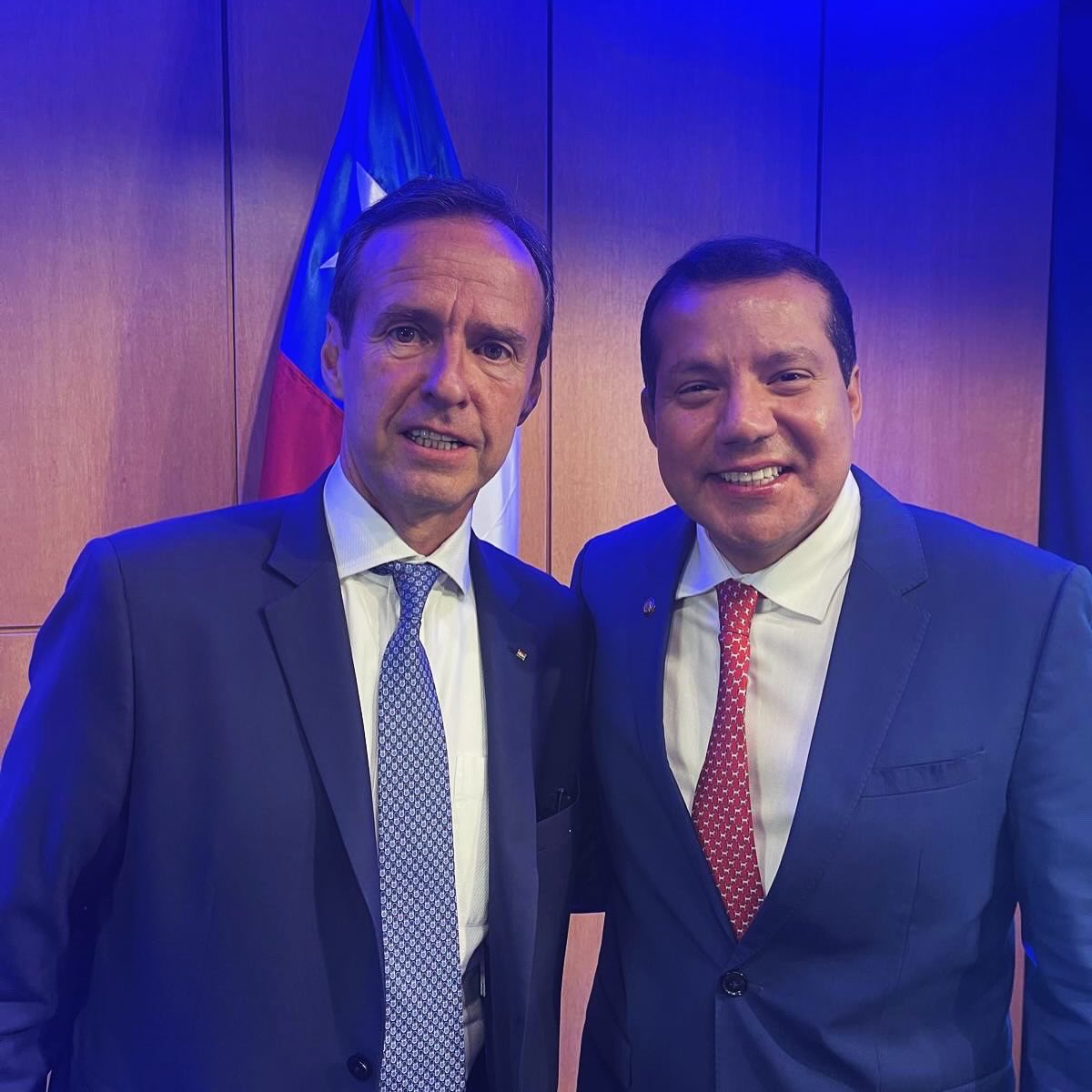 Royer Porras Zambrano 🚀 (@royerpz) on Twitter photo El pueblo boliviano acude a las urnas este domingo 17 de Agosto. Todo nuestro respaldo a la candidatura de <a href="/tutoquiroga/">Tuto Quiroga</a> un extraordinario luchador por los principios democráticos y las libertades en Las Américas
Bolivia merece retomar el camino del progreso en libertad.
El El pueblo boliviano acude a las urnas este domingo 17 de Agosto. Todo nuestro respaldo a la candidatura de <a href="/tutoquiroga/">Tuto Quiroga</a> un extraordinario luchador por los principios democráticos y las libertades en Las Américas
Bolivia merece retomar el camino del progreso en libertad.
El