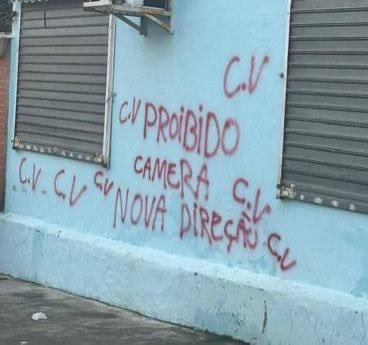 ⚠️ ATENÇÃO: O Morro do Amorim, em Manguinhos, foi tomado pelo CV, que expulsou a milícia da região.
Apesar de pequeno, o local é estratégico por sua proximidade com a Av.Brasil e L.Amarela.

🗺A área fica próxima à Fiocruz e ao Hospital Federal de Bonsucesso.