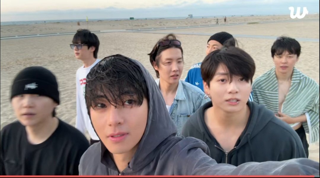 BTSxRockyMtn's tweet photo. All 7 are together!! The members were live on the beach! #all7 #bts https://t.co/8Qi3WW0bKF
