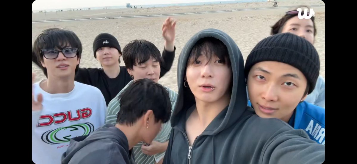 VollzeitFranzi's tweet image. Bts was live... And... Yeah. The Spoiler King was on Work.
Maybe, we can a bts run Episode expect. Big Maybe! #BTS #BTSRUN