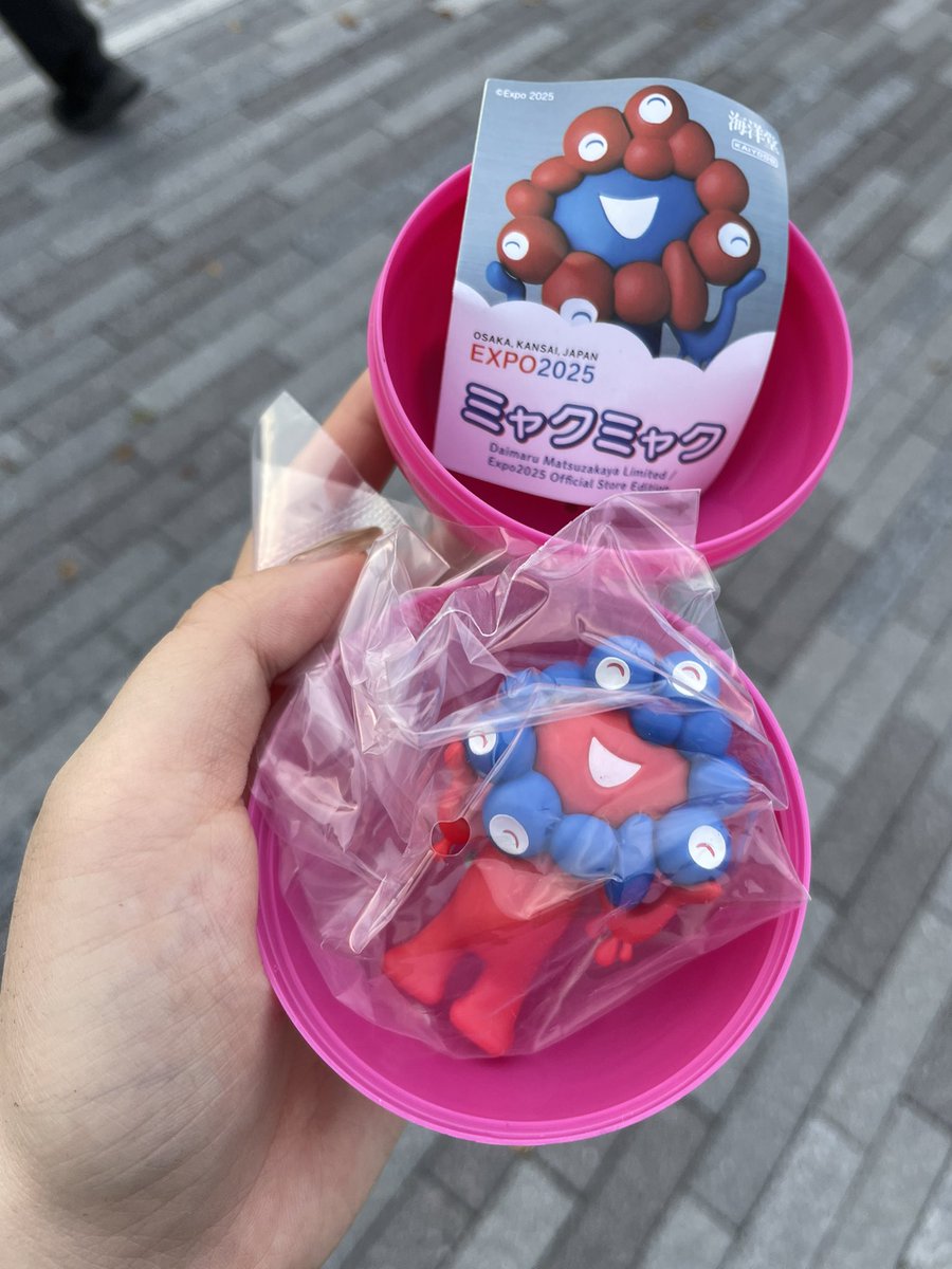 d_r2017's tweet photo. 海洋堂　ミャクミャク　ガチャガチャ　交換希望

・譲：立ち姿リバースカラー
・求：それ以外(寝ころびだと嬉しいです)

重複してしまったので交換希望です。
関東在住のため、郵送でのお取引可能な方、検討いただけますと幸いです。
どうぞよろしくお願いいたします。 https://t.co/AznJugdS1b