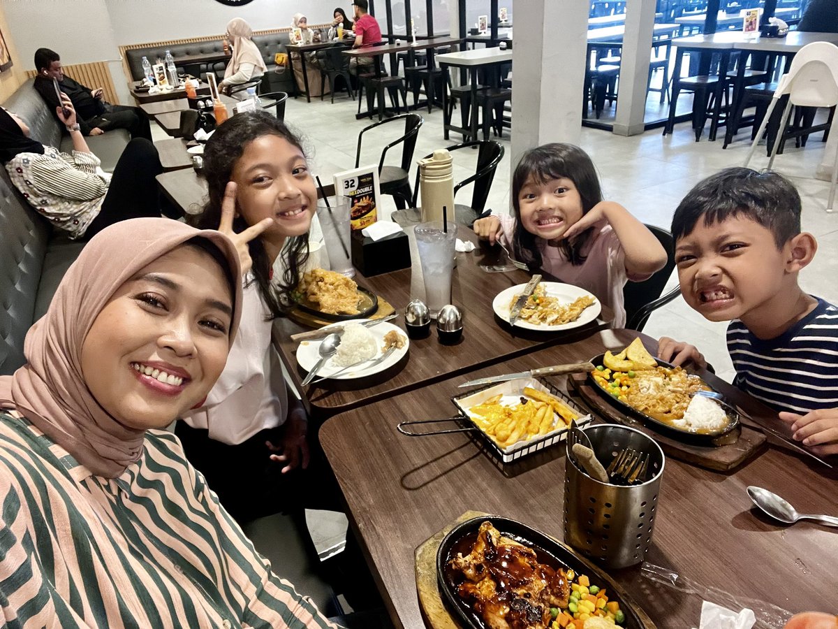 Marilah tetap Malam minggu-an walau bapak dines 🤣😂