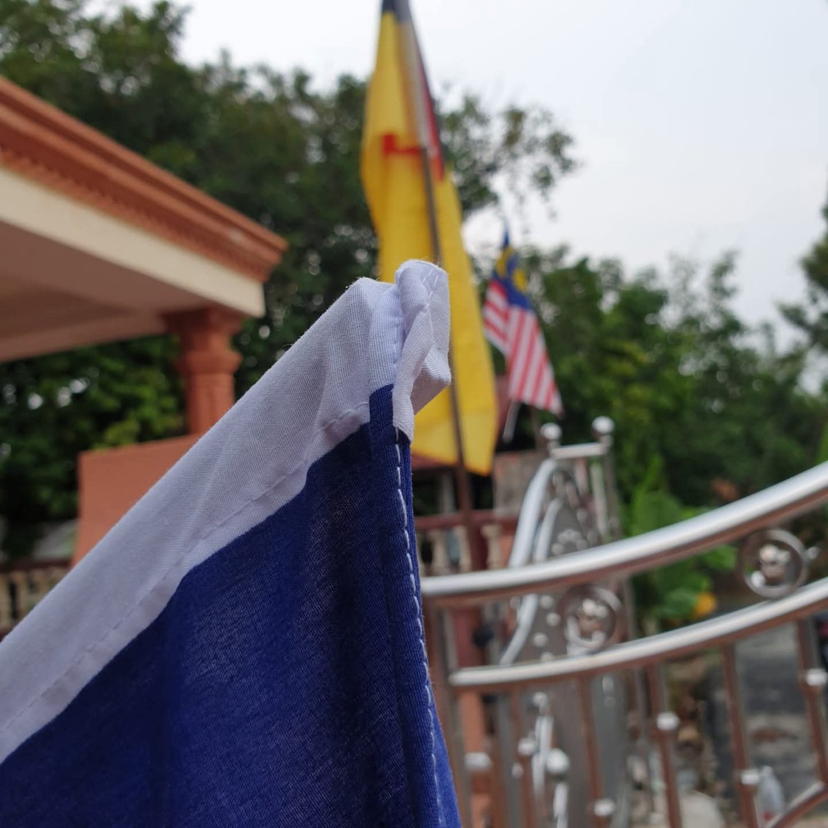 AshrafMhd's tweet photo. Unintentional my ass. All Jalur Gemilang sold in shops that are well designed and suitable to be displayed as is have a stitched closure at the top. Here's mine, ready for Merdeka. Note the stiched part at the top end of the flag.

So don't fool us. It is indeed INTENTIONAL. https://t.co/dZd3czLRoO