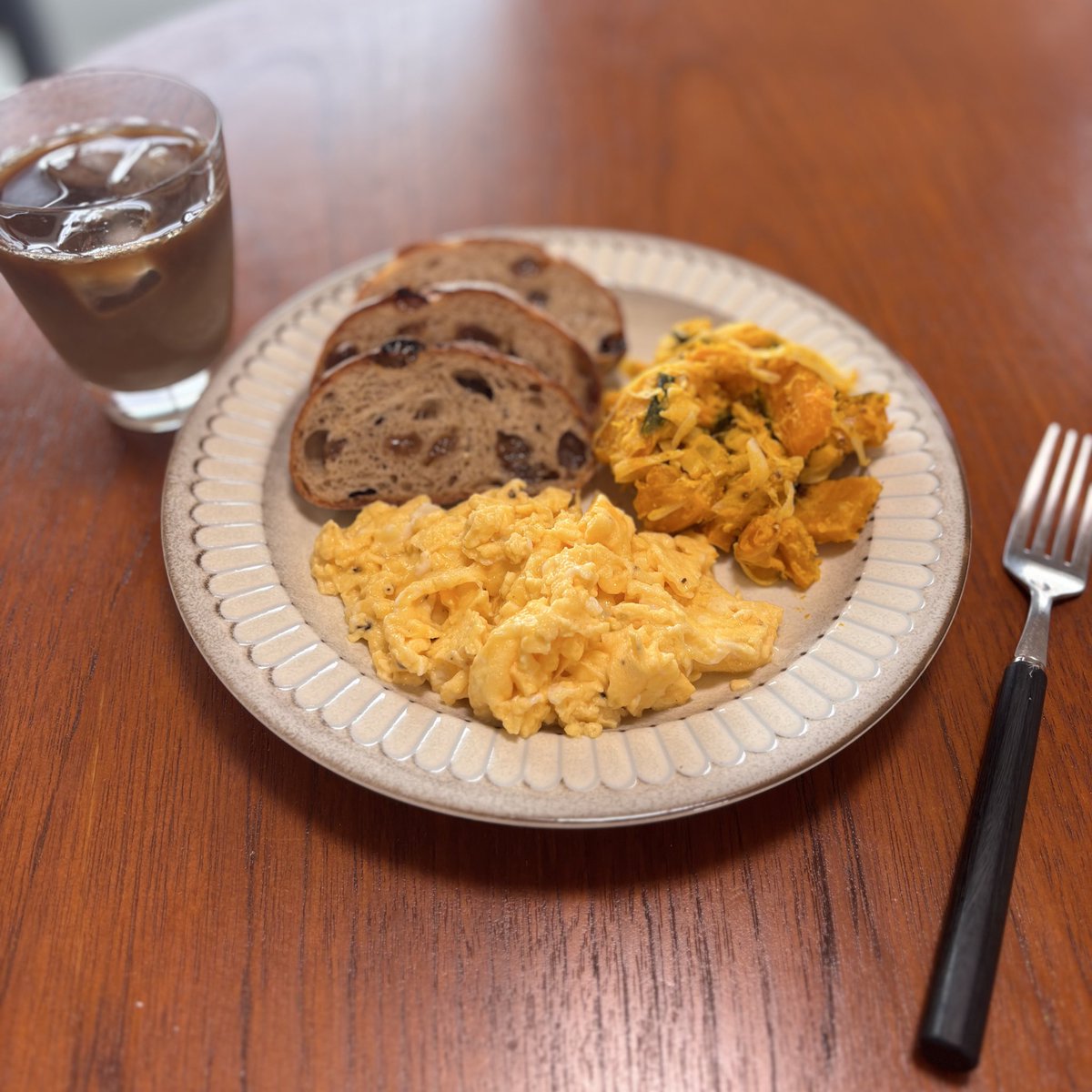 昨日はバクダンが食べたくて作ったのだけど、chatGPTにバクダンレシピ聞いたところ、バクダンという食べ物は様々あると知った。
今朝はCICONでパン買って、カボチャサラダとスクランブルエッグ。今日はなーんも予定ないから家で本読んで昼寝かな💤
