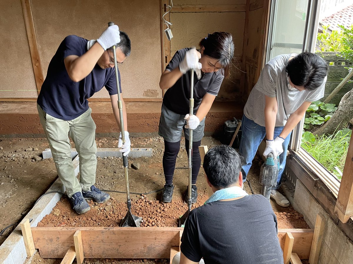 TOMORROW_FIELD's tweet photo. 宮ティーハウス｜版築ワークショップ

ユネスコでの持続可能な建築学教授に任命されている陶芸作家マーティン・ローチと建築家アンナ・ヘリンガーとの共同制作による自然と共存する半屋外のアートインスタレーション「宮ティーハウス」のワークショップを開催します。

https://t.co/c9AJ79e2j5 https://t.co/Y38zSZbgUP