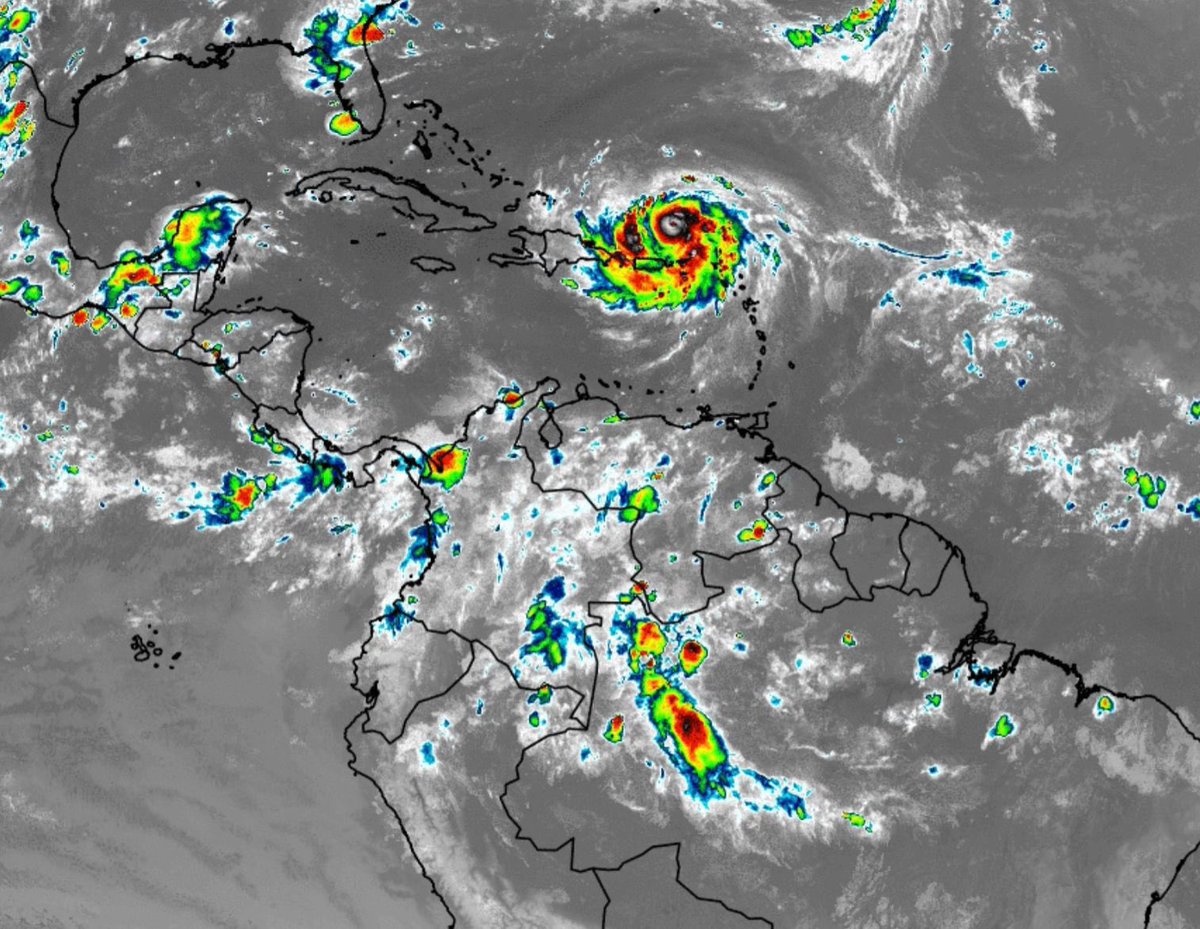 kerguelenhugo's tweet photo. Desde hace más de 3 horas se presenta en Montería una tormenta eléctrica de alta intensidad, asociada al paso del huracán Erin (cat. 5).

Estamos verificando afectaciones, funcionamiento de los drenajes y desplegando equipos de socorro para apoyar a comunidades y extraer agua en zonas críticas.

Llamamos a la prudencia: no transitar por calles inundadas, no bañarse en canales ni cuerpos de agua y evitar zonas con árboles. Quienes habitan en el cerro deben trasladarse temporalmente a otras viviendas mientras superamos la emergencia.

Para reportes: línea 123 de la Policía Metropolitana y Bomberos.