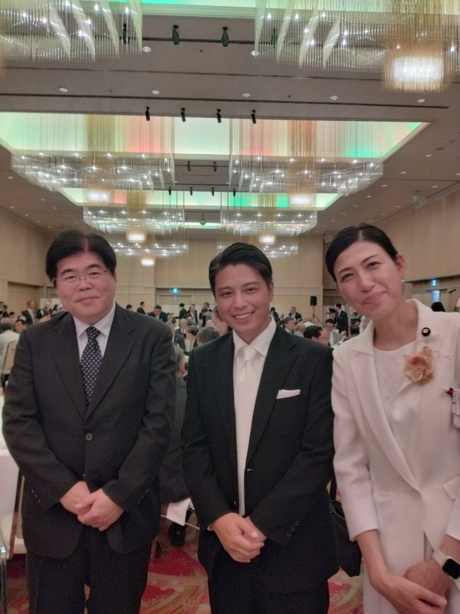 本日は、元副会長の山口様の叙勲受賞祝賀会です。
本田あきこ議員、樗木会長他多数の方々が集まってお祝いしてます。