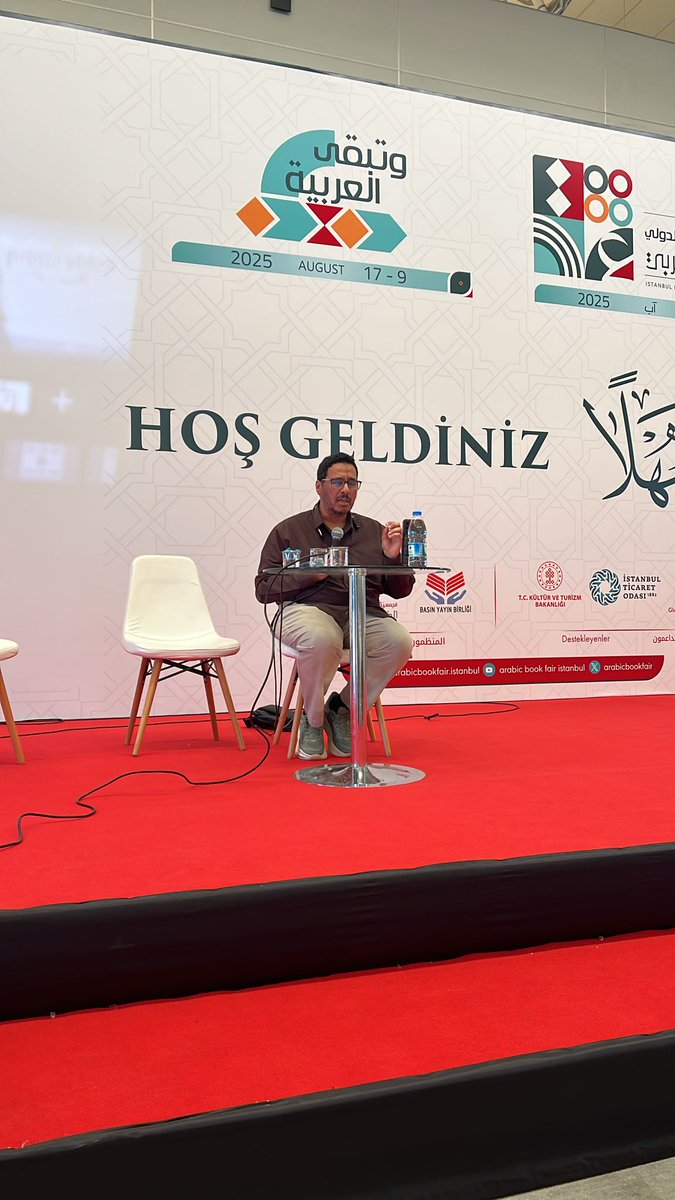 فصحتُ في نفسي الله اكبر، ياله من تعبير عظيم، من أين لك هذا يا صاحب الصحيفة، كيف تَلبّسَك النور وأنت تهدي الى الظلام، إنها قصة القرآن ومفردة العبور للعربية في كل زمان.
ولذلك حين أتيتُ #معرض_إسطنبول_الدولي_للكتاب_العربي ورفعتُ رأسي إلى الشعار، أسعدني وقعه ومعناه، (لتبقى العربية)..