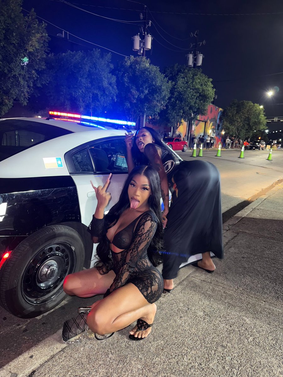 ohsokunty's tweet photo. Rocking all black she gothic 🖤 https://t.co/RHod6eexG3