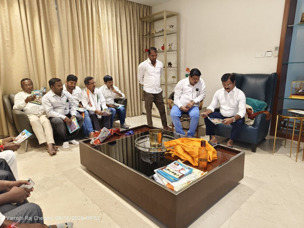 CheguriMallesh7's tweet photo. టేకులసోమారం గ్రామ పంచాయతీ 5 ఏండ్ల ప్రగతి నివేదిక పుస్తకావిష్కరణ చేసిన ఎమ్మెల్యే కుంభం*

టేకులసోమారం గ్రామ అభివృద్ధి కార్యక్రమాల పుస్తకాలను భువనగిరి శాసనసభ్యులు కుంభం అనిల్ కుమార్ రెడ్డి గారు చేతుల మీదుగా శనివారం హైద్రాబాద్ లోని ఆయన నివాసంలో ఆవిష్కరించారు.. https://t.co/2vPoSmyIqQ