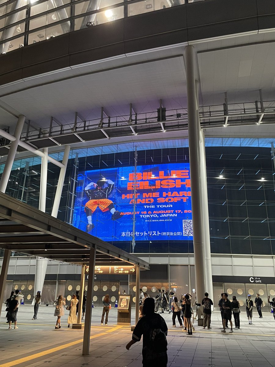 102zy's tweet photo. ビリーアイリッシュ、歌唱力もパフォーマンスもステージ構成も全てにおいて圧巻だった……
セットリストもこれ以上ないぐらいの満足感で、BIRDS OF A FEATHERで終わるのが本当に最高 https://t.co/YFl1UDysqT