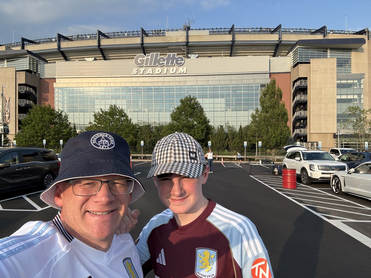 BalmforthAndy's tweet image. Fun night at the Gillette Stadium watching @NERevolution against @LAFC some stadium and nice to watch Carles Gil again after many years since he wore the #avfc shirt.