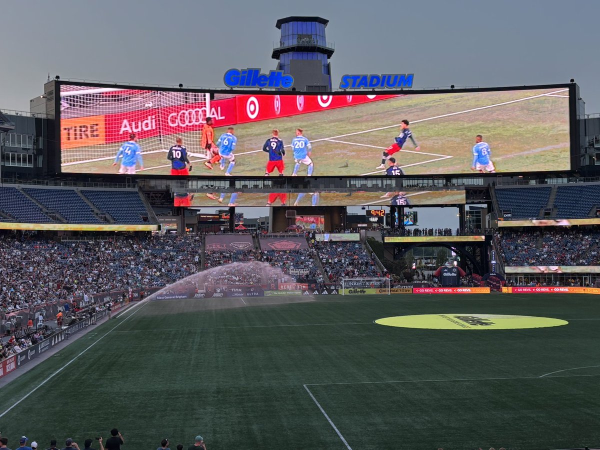 BalmforthAndy's tweet image. Fun night at the Gillette Stadium watching @NERevolution against @LAFC some stadium and nice to watch Carles Gil again after many years since he wore the #avfc shirt.