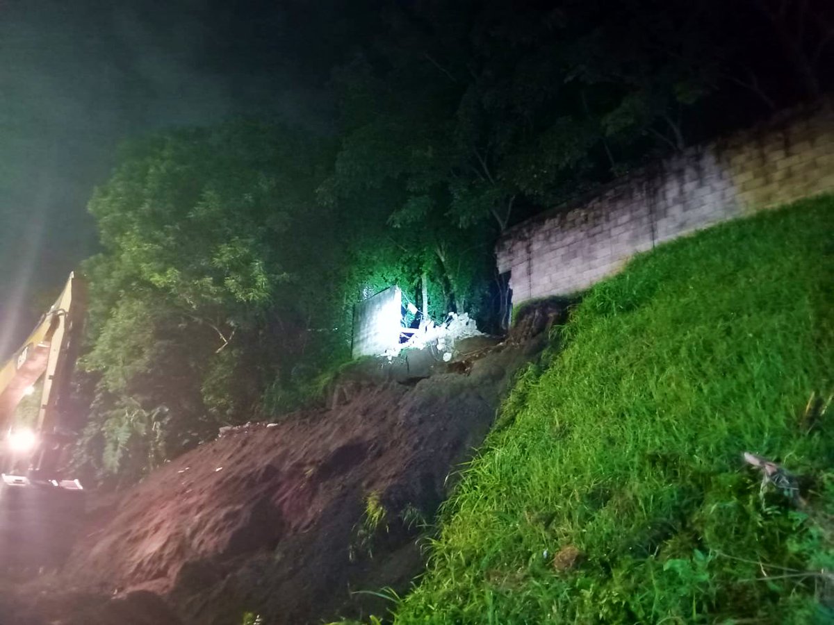 Estamos coordinando trabajos de mitigación con el Ministerio de Obras Públicas para responder a una emergencia donde un muro cedió en la comunidad Las Margaritas. 

El paso sobre el carril derecho, a la altura del desvío de la 7a avenida Norte en el bulevar Monseñor Romero se