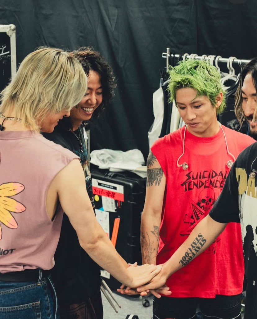 Esse quarteto não é apenas uma banda, é uma explosão de energia, É emoção que atravessa fronteiras e conquista corações. Cada integrante carrega uma chama própria, mas quando se reúnem no mesmo palco, o fandom entende o verdadeiro significado de harmonia.  #ONEOKROCK